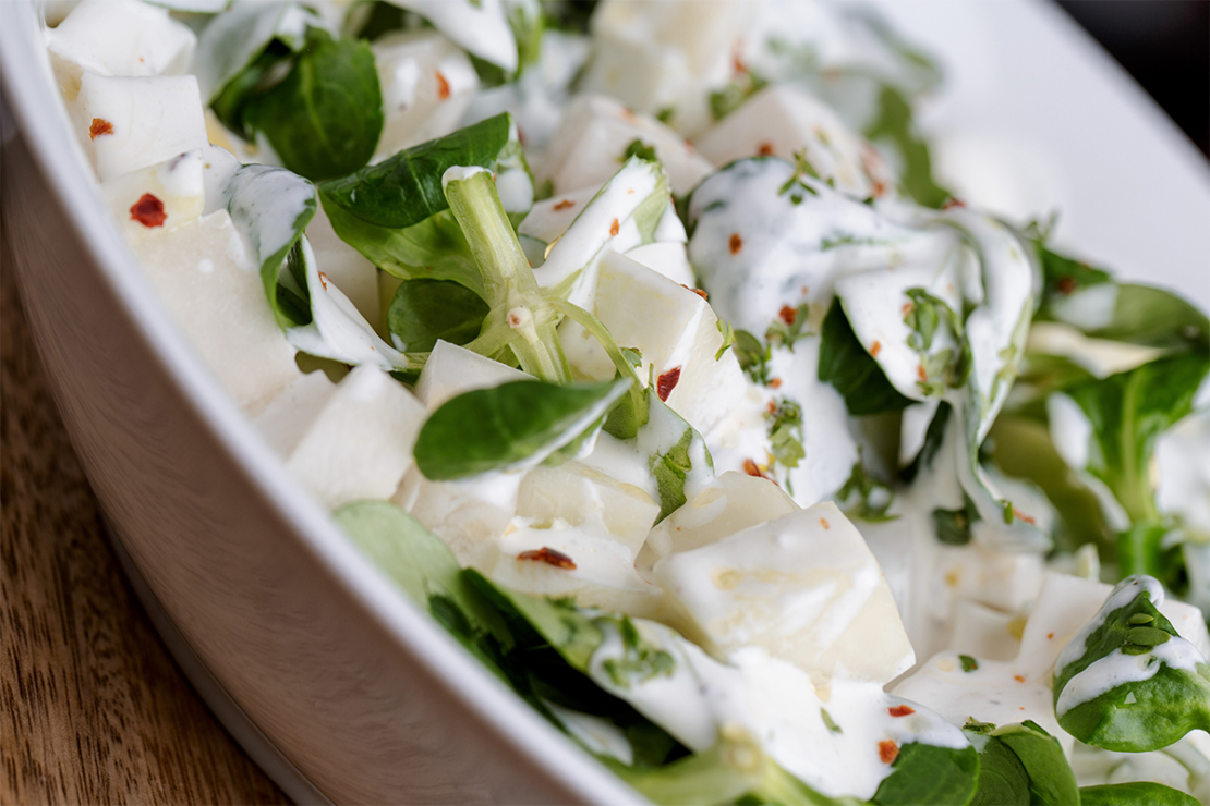 Kohlrabisalat Foto: AdobeStock_Nailia Schwarz