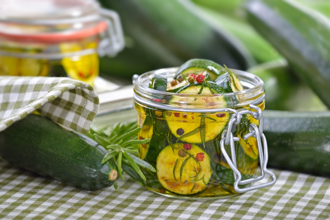 Kurzgebratene und gewürzte Zucchinischeiben in Olivenöl eingelegt und fermentiert
