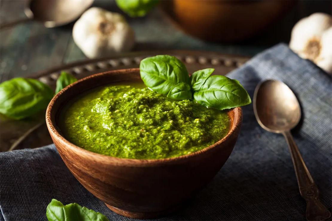 Basilikum-Pesto in einer Holzschale - so können Sie mit Basilikum Pesto selber machen! [Foto: AdobeStock_Brent-Hofacker]