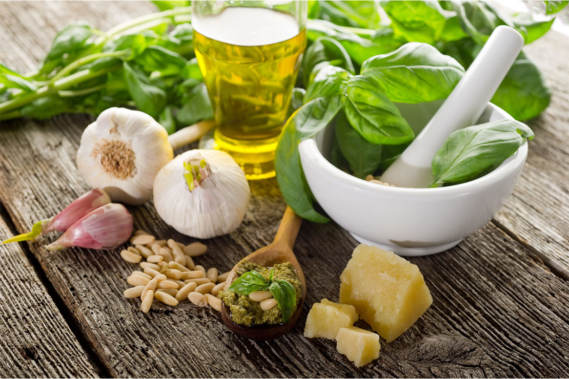 Zutaten für Basilikum-Pesto: Knoblauch, Parmesan, Pinienkerne und Olivenöl Foto: AdobeStock_Marco Mayer