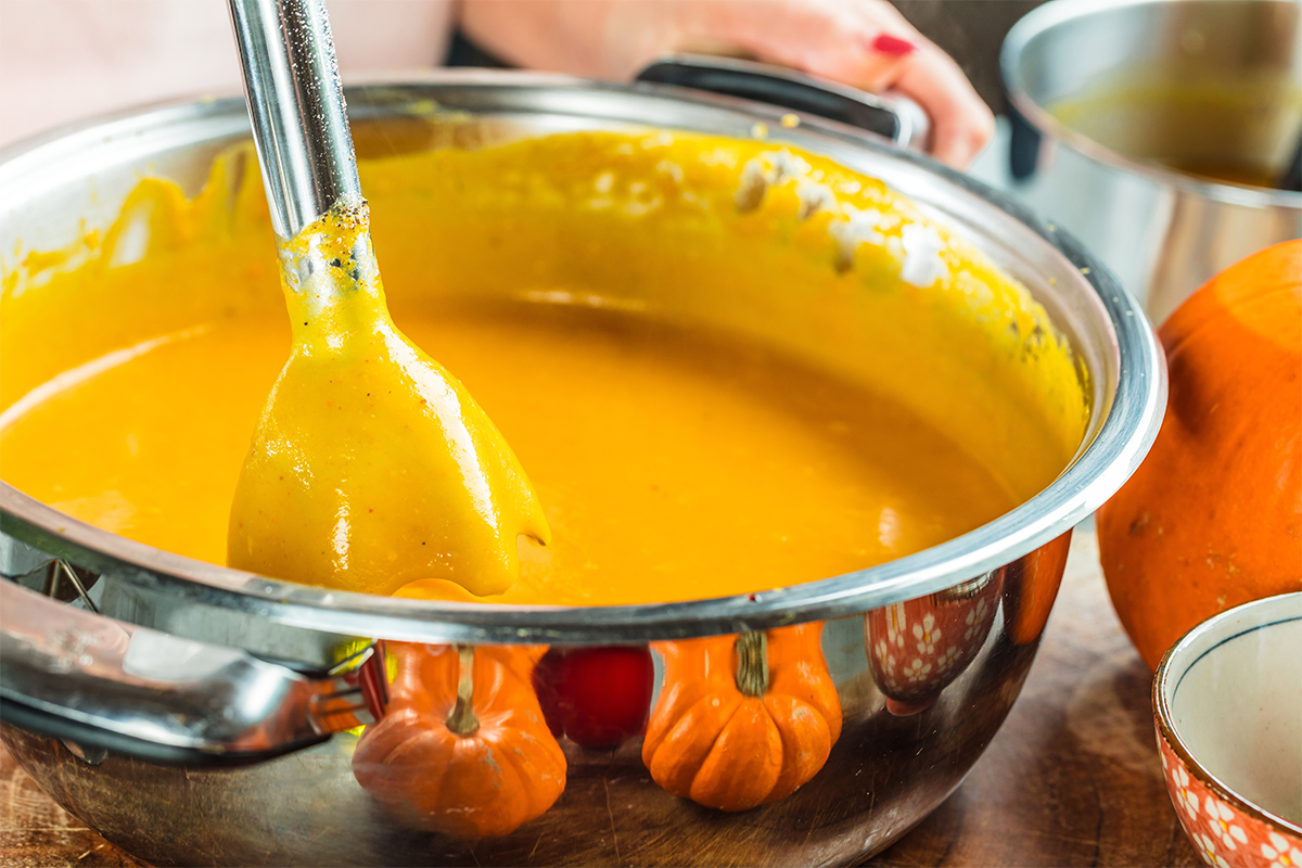 Kürbissuppe wird in einer silbernen Schüssel püriert [Foto: AdobeStock_Karepa]