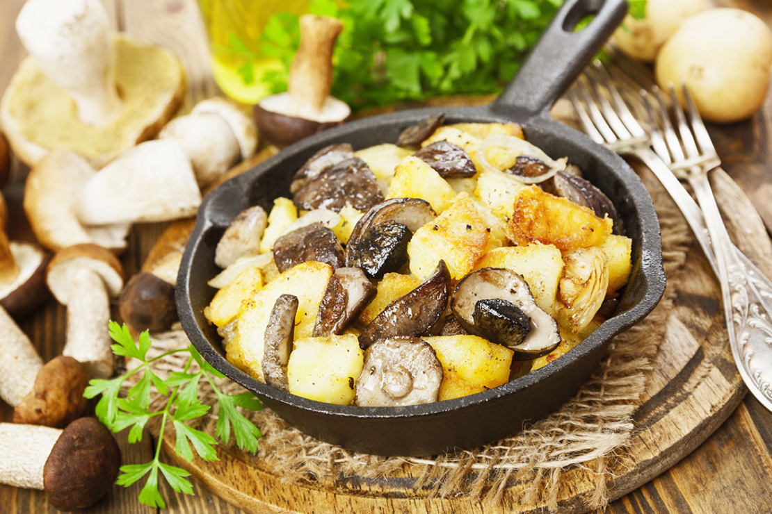 kleine Pilzpfanne mit Kartoffeln und Petersilie Foto: AdobeStock_minadezhda