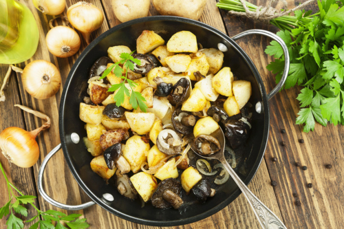 Pilzpfanne mit Kartoffeln Foto: AdobeStock_minadezhda