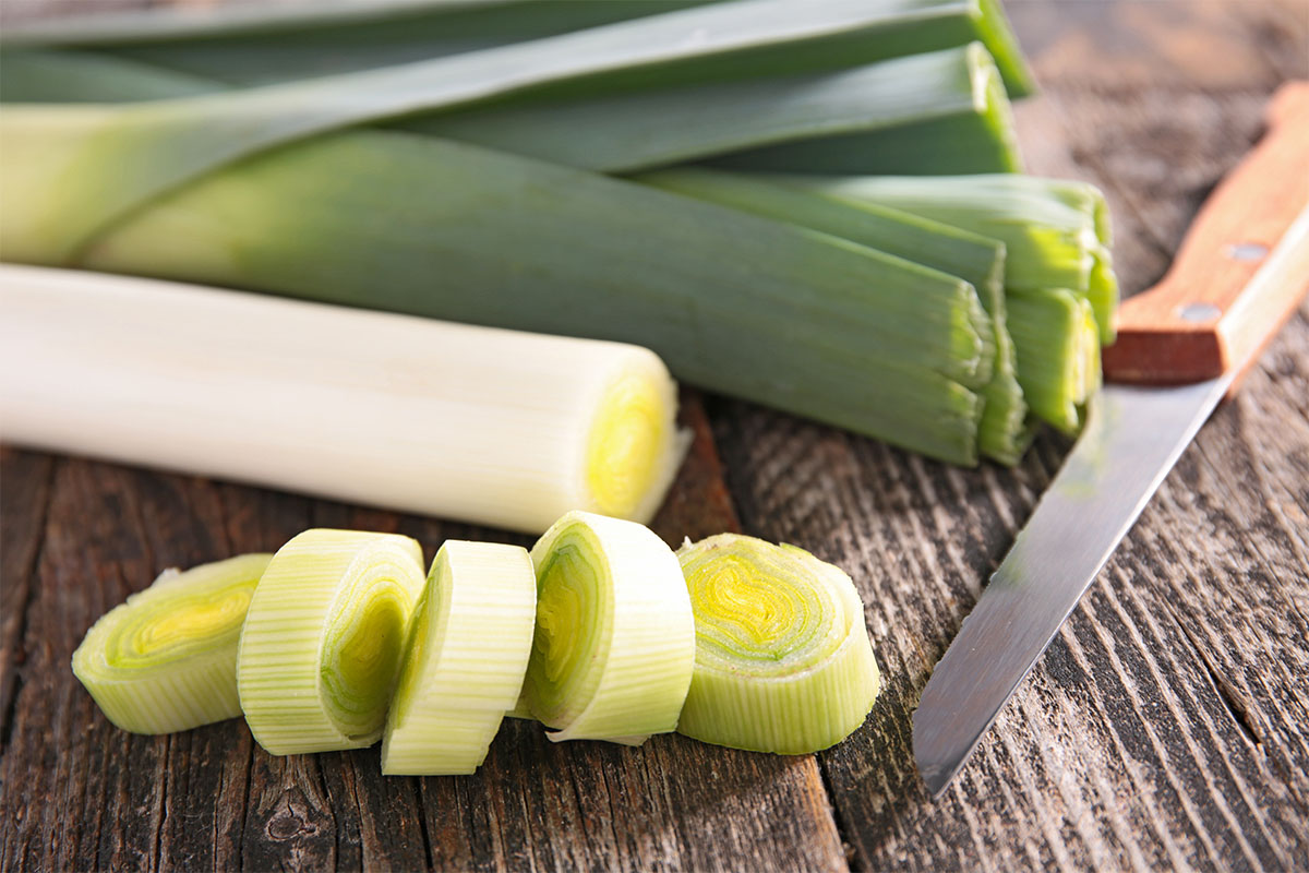 Lauch für Lauchsuppe schneiden Foto: AdobeStock_M.studio