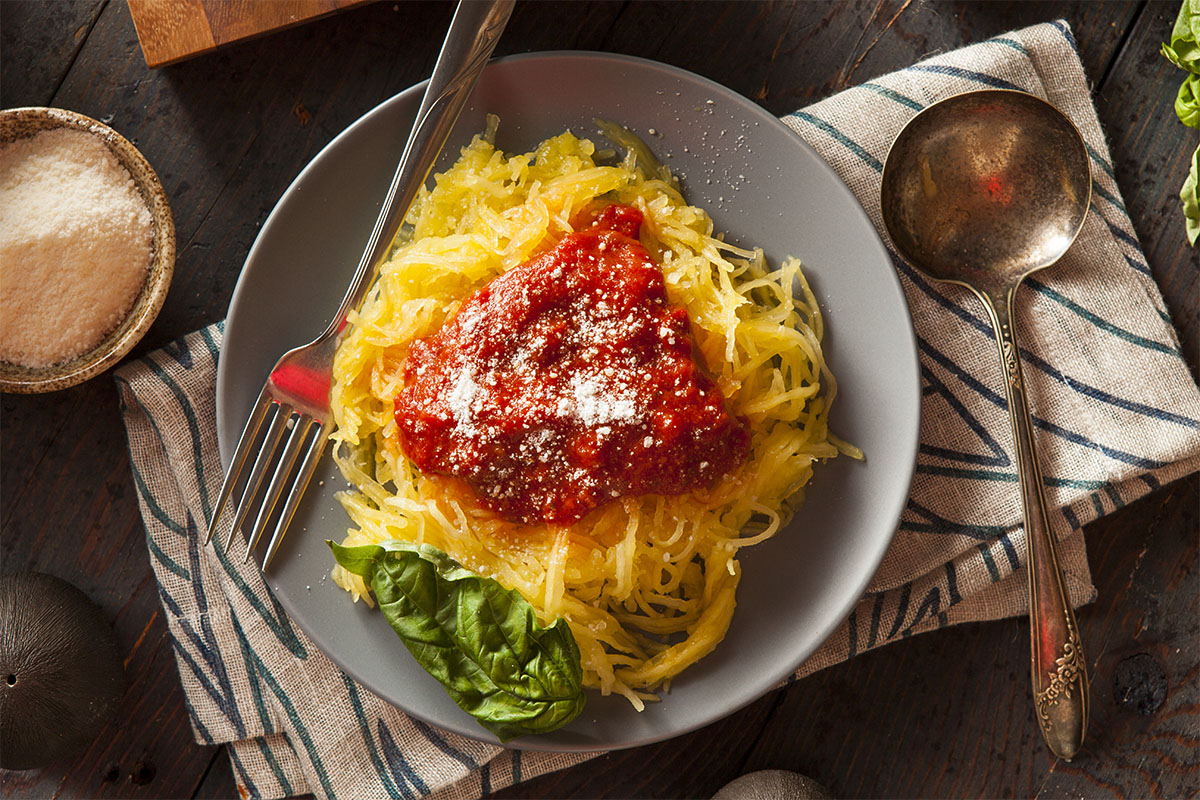 Spaghettikürbis: Rezept mit fruchtiger Tomatensauce | GartenFlora