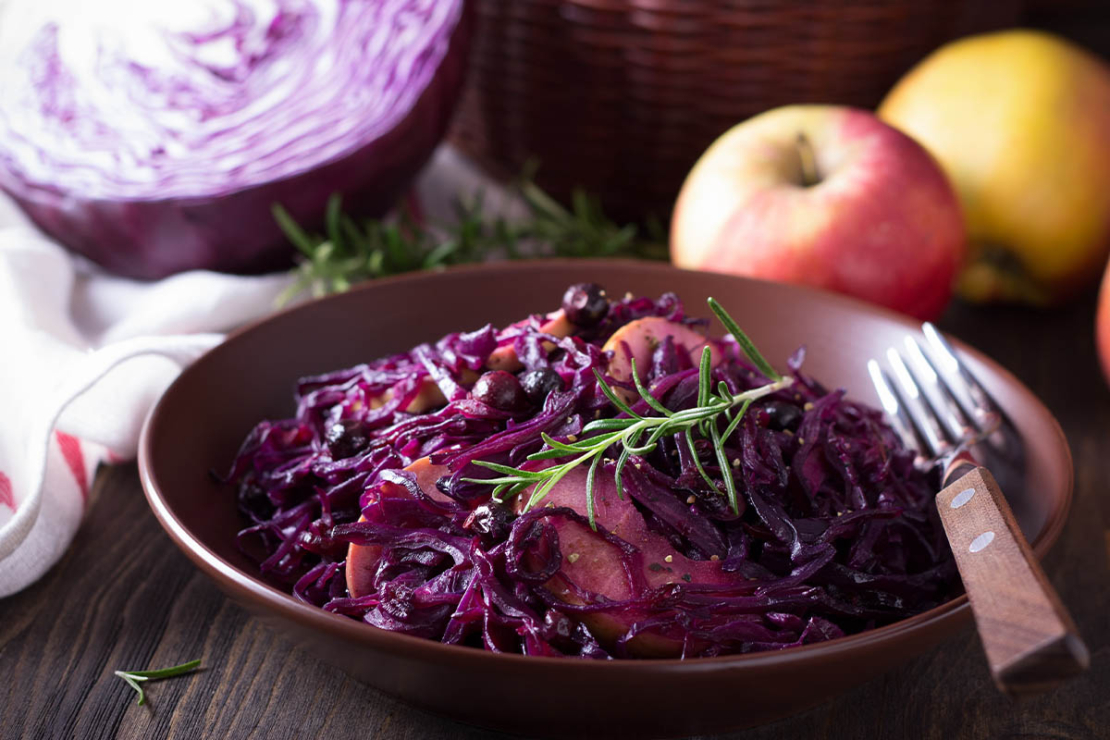 Blaukraut mit Äpfeln auf einem Teller