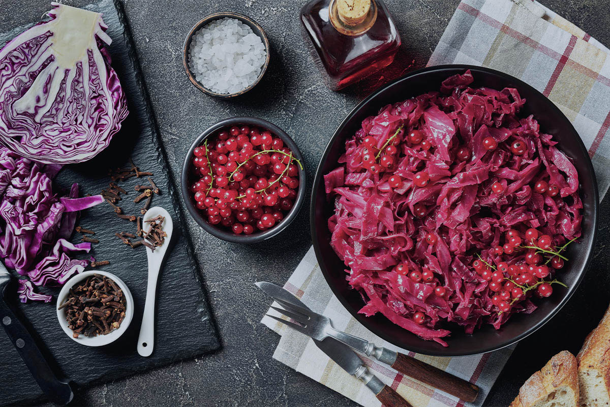 Blaukraut mit Johannisbeeren und Likör auf einem Tisch Foto: AdobeStock_myviewpoint