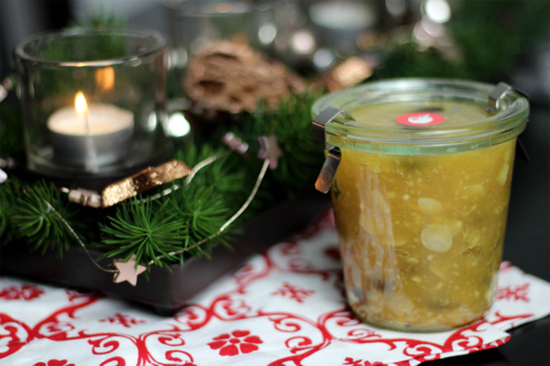 Bratapfelmarmelade in einem Einmachglas auf einem weihnachtlich gedeckten Tisch Foto: AdobeStock_Claudia