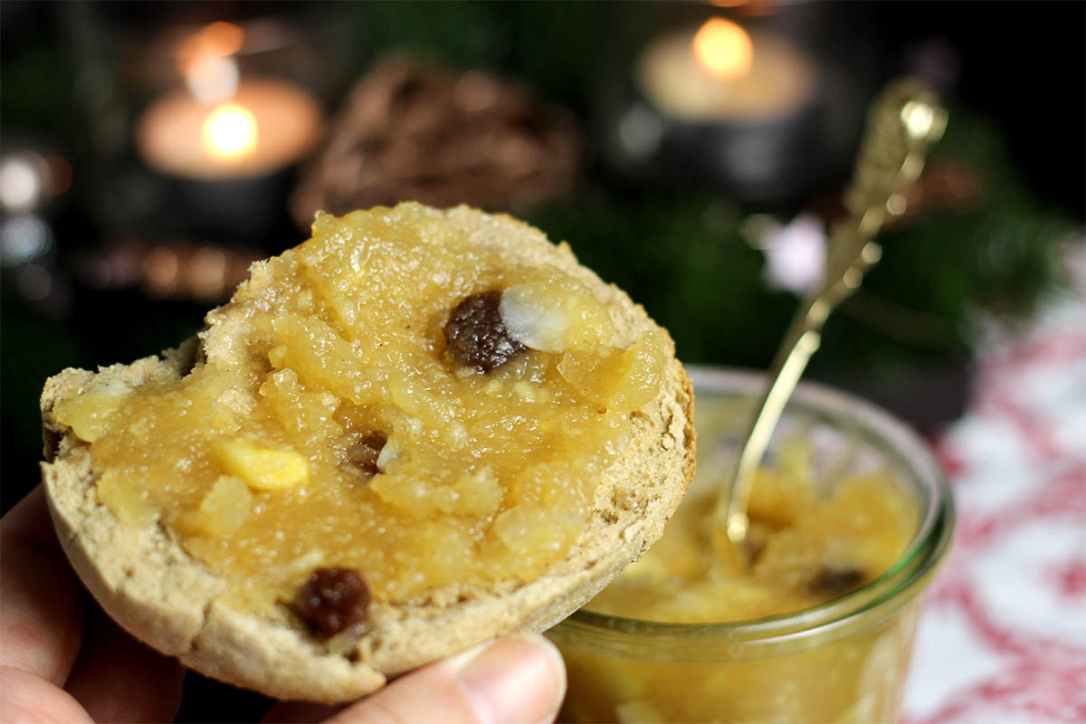 Bratapfelmarmelade auf einem Brötchen Foto: AdobeStock_Claudia