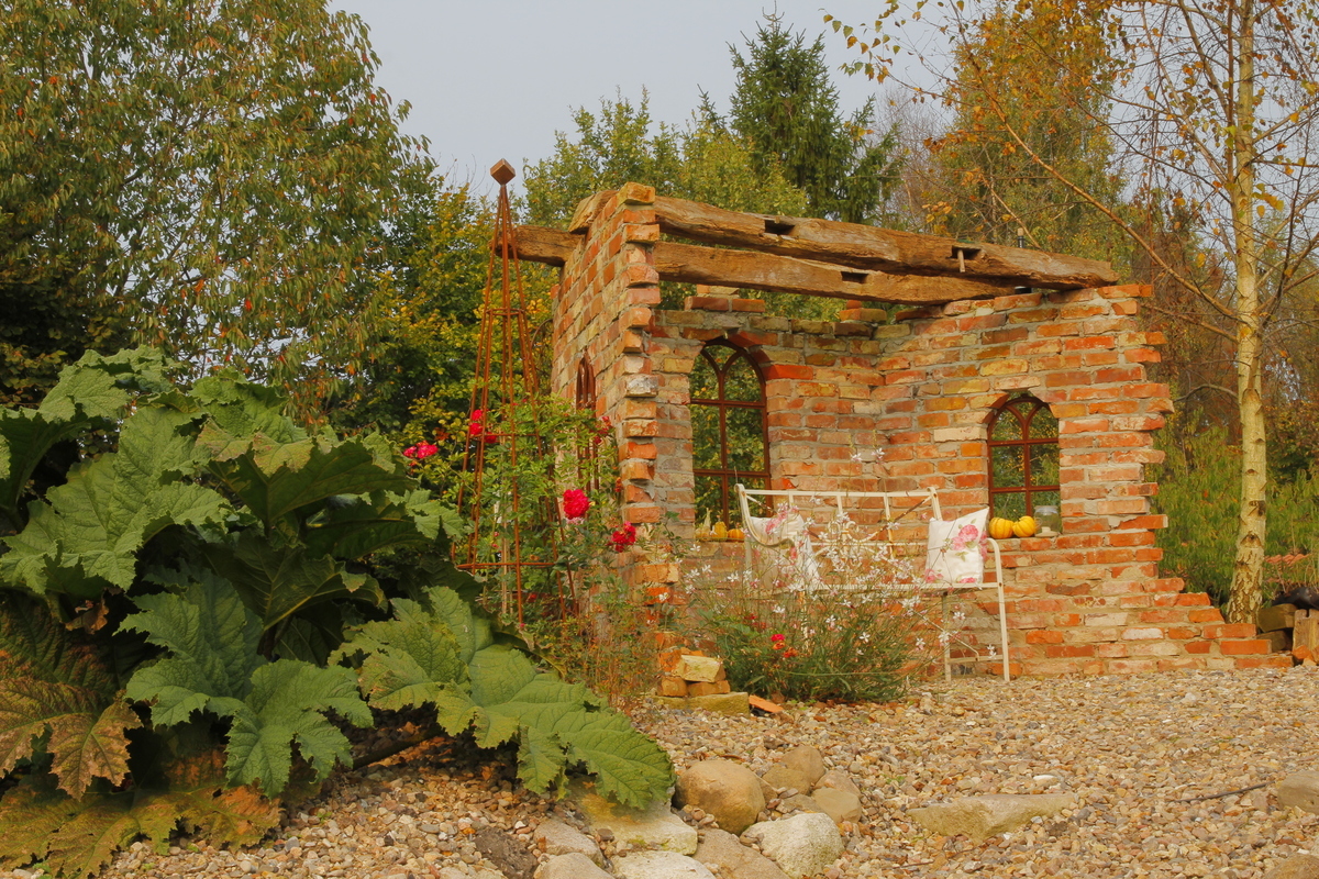 Steinmauer im Garten Bauwerke aus Ziegeln und Klinker GartenFlora