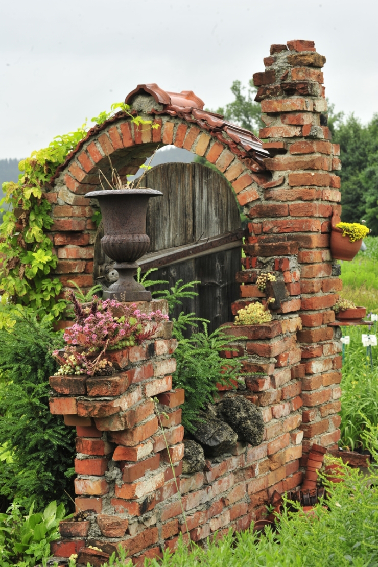 Steinmauer im Garten Bauwerke aus Ziegeln und Klinker GartenFlora