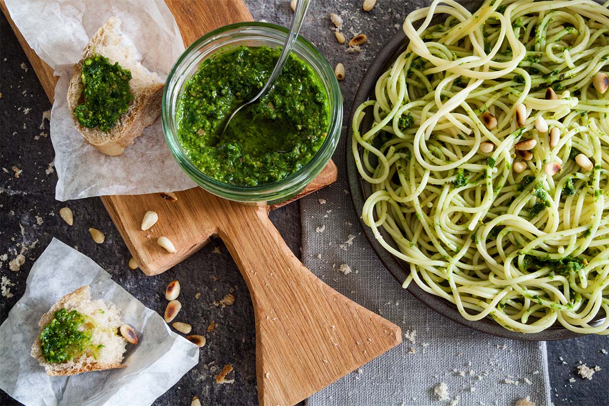 Baerlauchpesto wird mit Baguette und Pasta angerichtet [Foto: AdobeStock_s_karau]