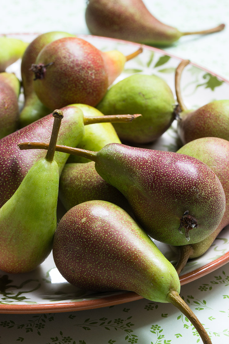 Grünrote Birnen auf Teller. Foto: AdobeStock_foodolia