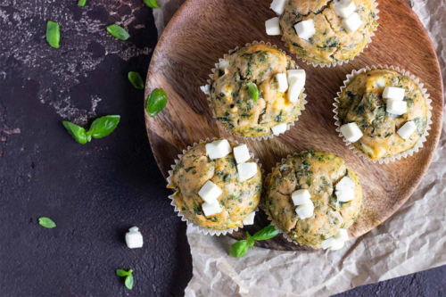 Kartoffelmuffins mit Spinat und Käse auf einem Tablett [Foto: AdobeStock_Valentinamaslova]