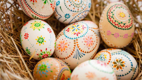 Sorbische Ostereier liegen in einem Korb mit Stroh [Foto: AdobeStock_Daniel-Bahrmann]