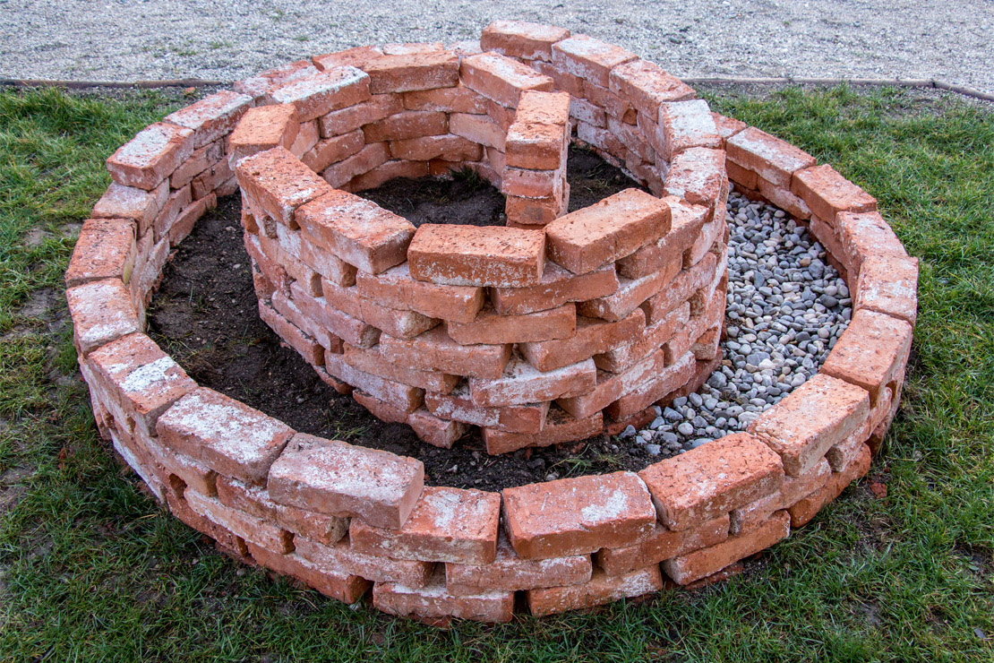 Nach dem Setzen der Steine wird eine Drainageschicht eingefüllt. 