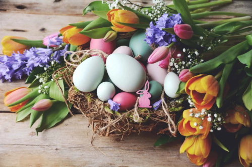 Osterdeko mit Blumen und Eiern basteln [Foto: AdobeStock_S.H.Exclusiv]