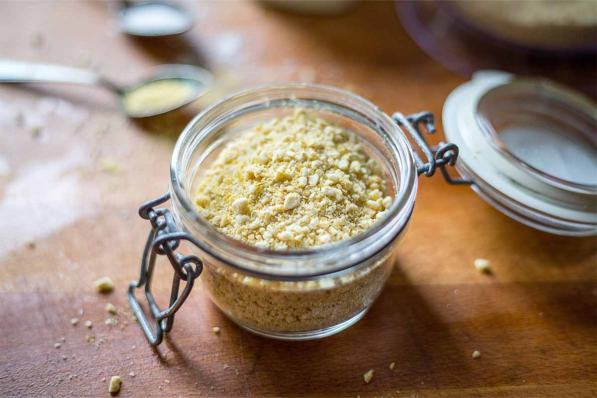 Parmesan-Alternative aus Cashews und Hefeflocken in einem Glas [Foto: AdobeStock_Toyechkina]