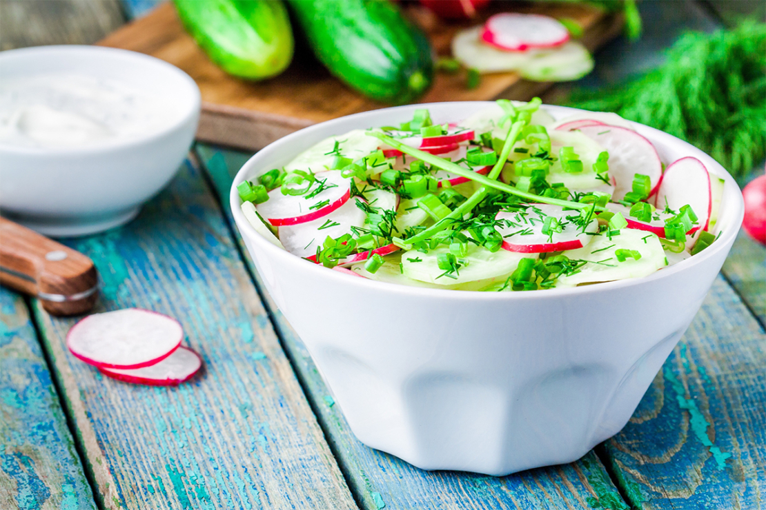 Radieschensalat mit Kraeuterquark Foto: AdobeStock_Nblxer