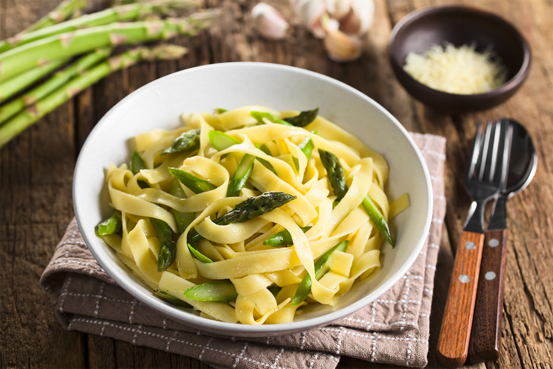 Spargelpasta auf Teller Foto: AdobeStock_Ildi