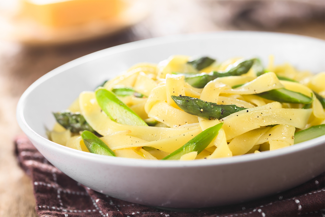 Spargelpasta und Teller Foto: AdobeStock_Ildi