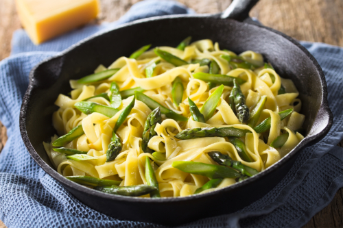 Spargelpasta in Pfanne Foto: AdobeStock_Ildi