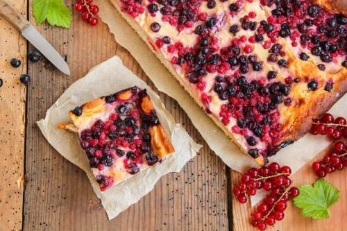 Johannisbeerkuchen mit schwarzen und roten Beeren vom Blech [Foto: AdobeStock_Eflstudioart]