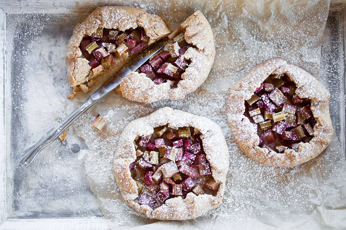 Galettes mit Rhabarber zubereiten Foto: AdobeStock_Kati Finell