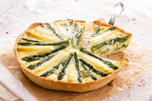 Spargelquiche mit Knuspernden auf Backpapier [Foto: AdobeStock_HLPhoto]