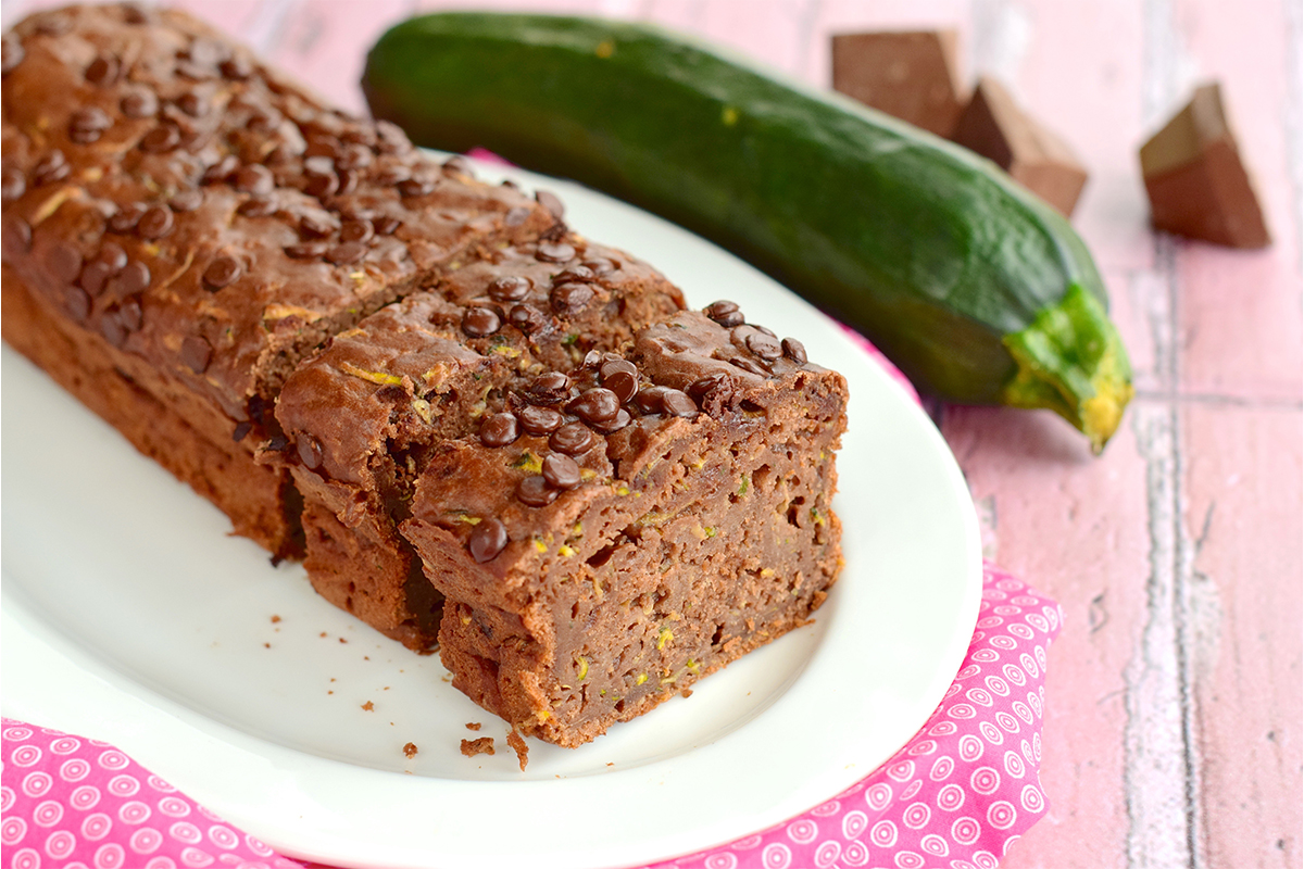 Zucchinikuchen mit Zucchini auf pinker Tischdecke Foto: AdobeStock_AmalliaEka