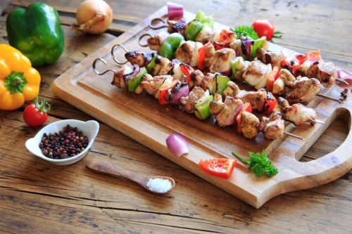 Grillspieße mit Schweinefleisch, Zwiebeln und Paprika [Foto: AdobeStock_juefraphoto]