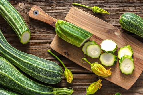 Zucchini zubereiten Foto: AdobeStock_Alicja Neumiler