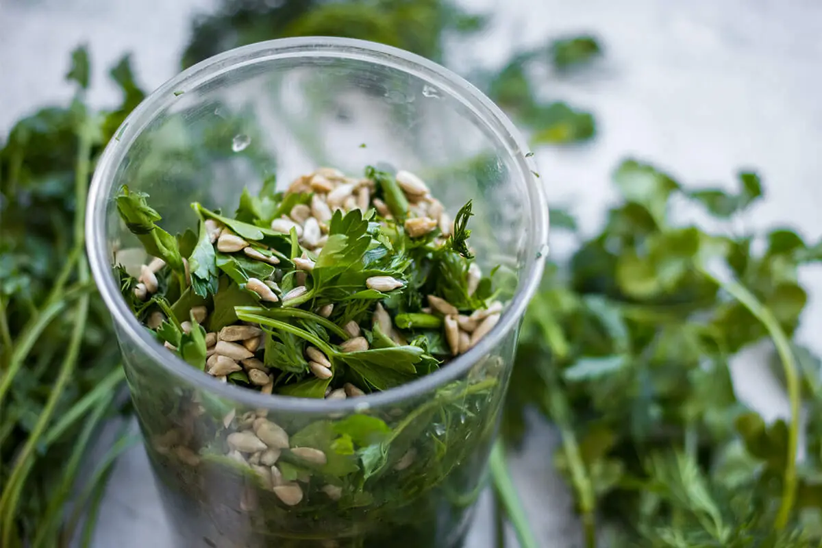 Zucchinisuppe mit Pesto-Topping [Foto: AdobeStock_Viktor-Kochetkov]