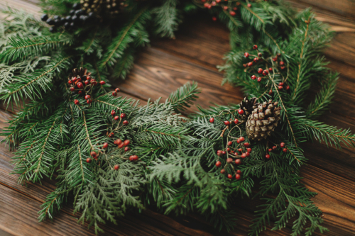 Adventskranz mit Tannenzapfen und roten Beeren selber machen [Foto: AdobeStock_Sonyachny]