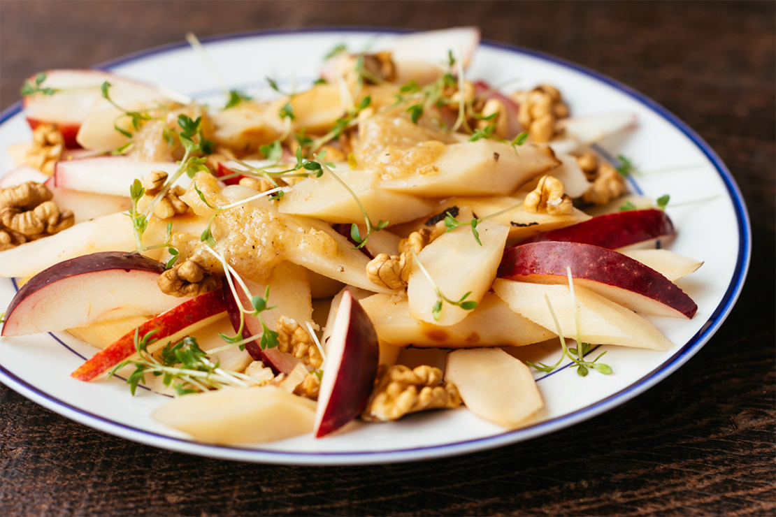 Schwarzwurzelsalat mit Apfelspalten, Quitten-Dressing und Walnüssen [Foto: AdobeStock_Harald Walker]