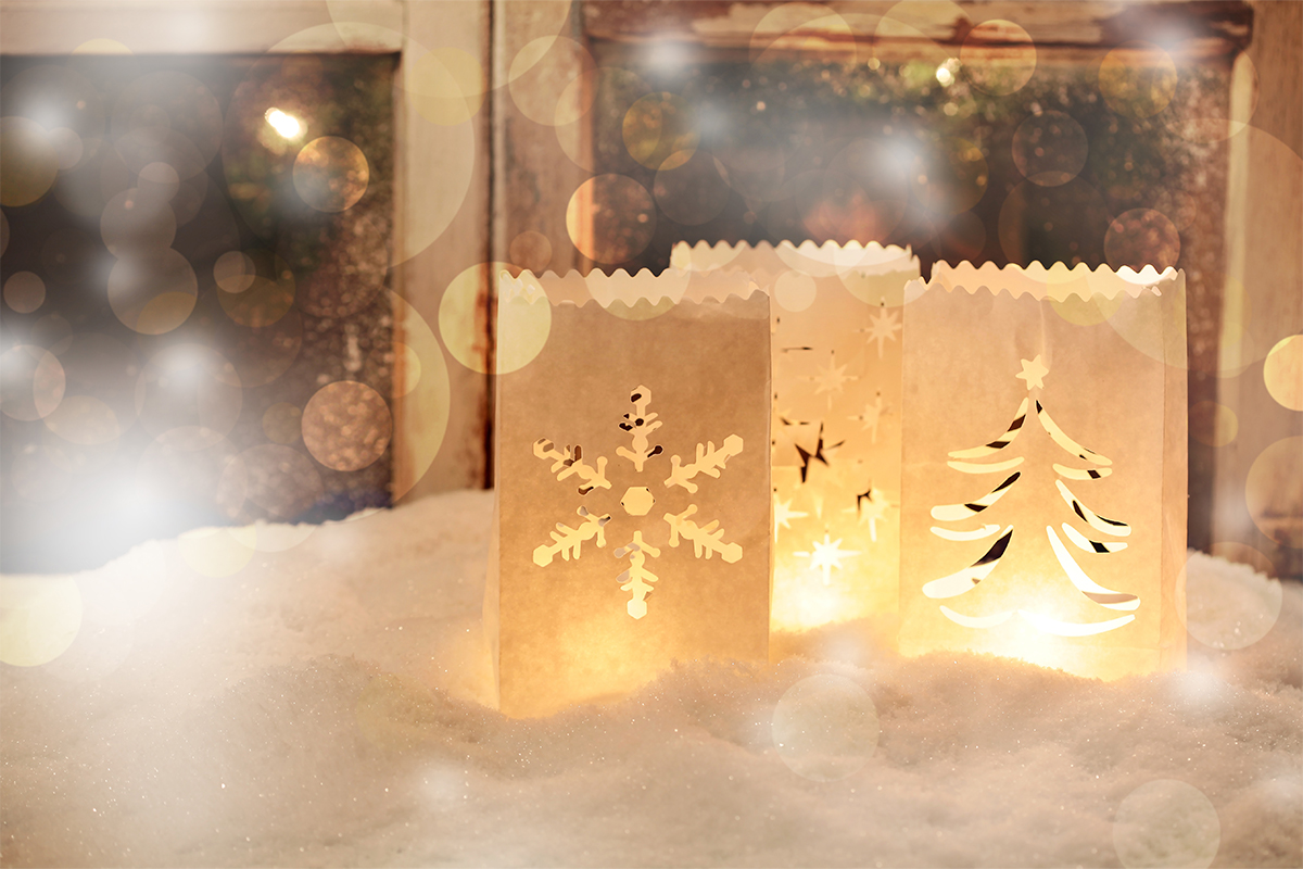 Windlichter aus Papier zu Weihnachten basteln [Foto: AdobeStock_StefanieBaum]