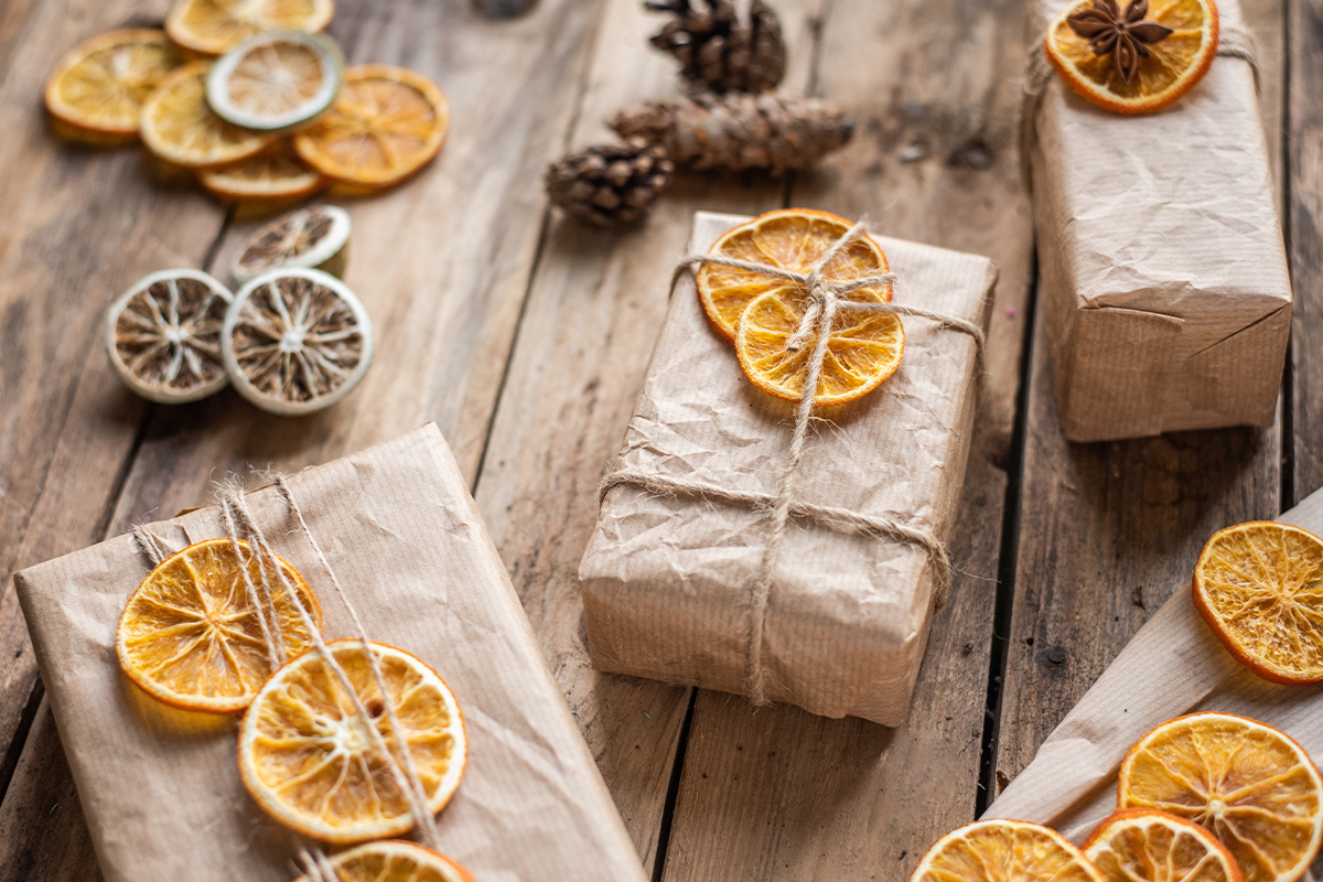 Geschenke mit getrockneten Orangenscheiben [Foto: AdobeStock_Knipseria]