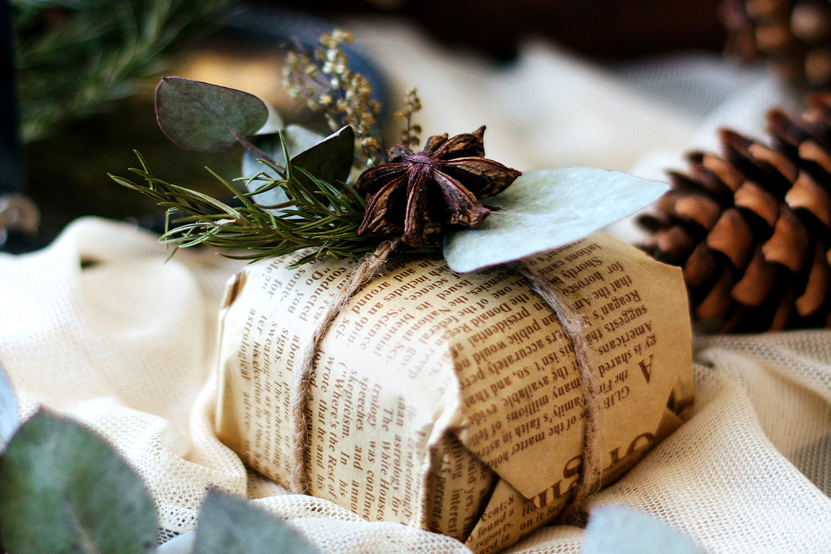 Geschenke verpacken [Foto: AdobeStock_Kamran]