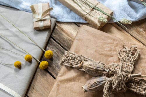 Geschenke nachhaltig verpacken [Foto: AdobeStock_Knipseria]