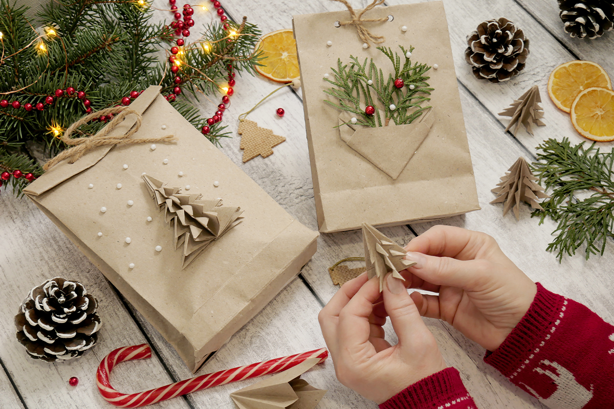 Geschenke in Brottüten verpacken [Foto: AdobeStock_Vera]