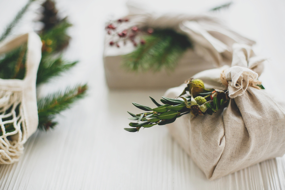 Nachhaltige Weihnachtsgeschenke: In Leinenstoff verpackte Geschenke. Foto: AdobeStock_sonyachny