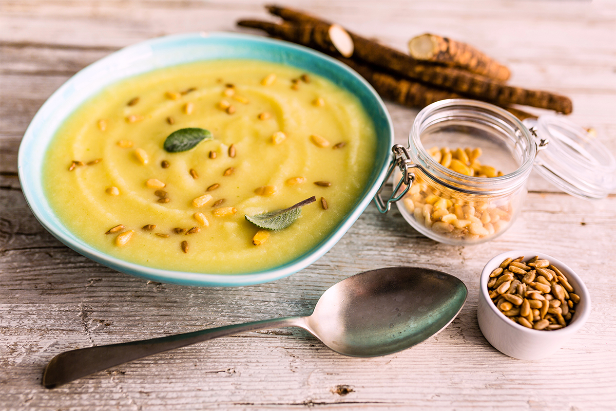 Schwarzwurzelsuppe: Wintergenuss mit Salbeibutter | GartenFlora Schwarzwurzelsuppe: Wintergenuss mit Salbeibutter | GartenFlora