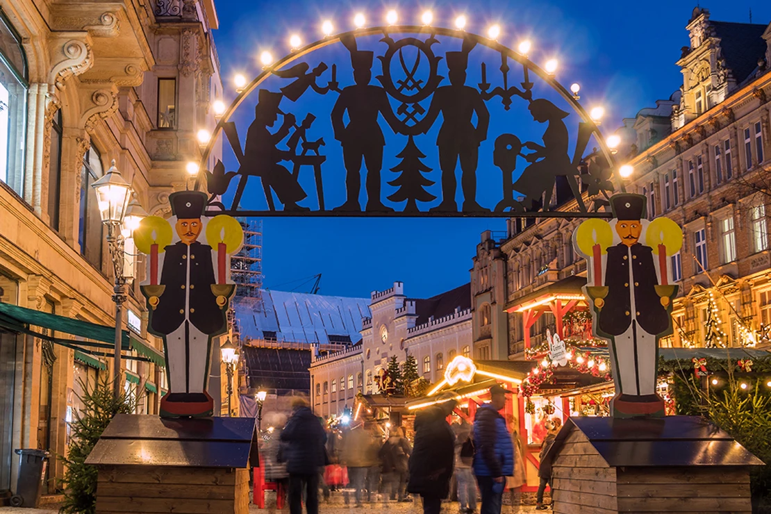 Dieses Tor auf dem Zwickauer Weihnachtsmarkt zeugt von der Bergbaugeschichte des Schwibbogens.