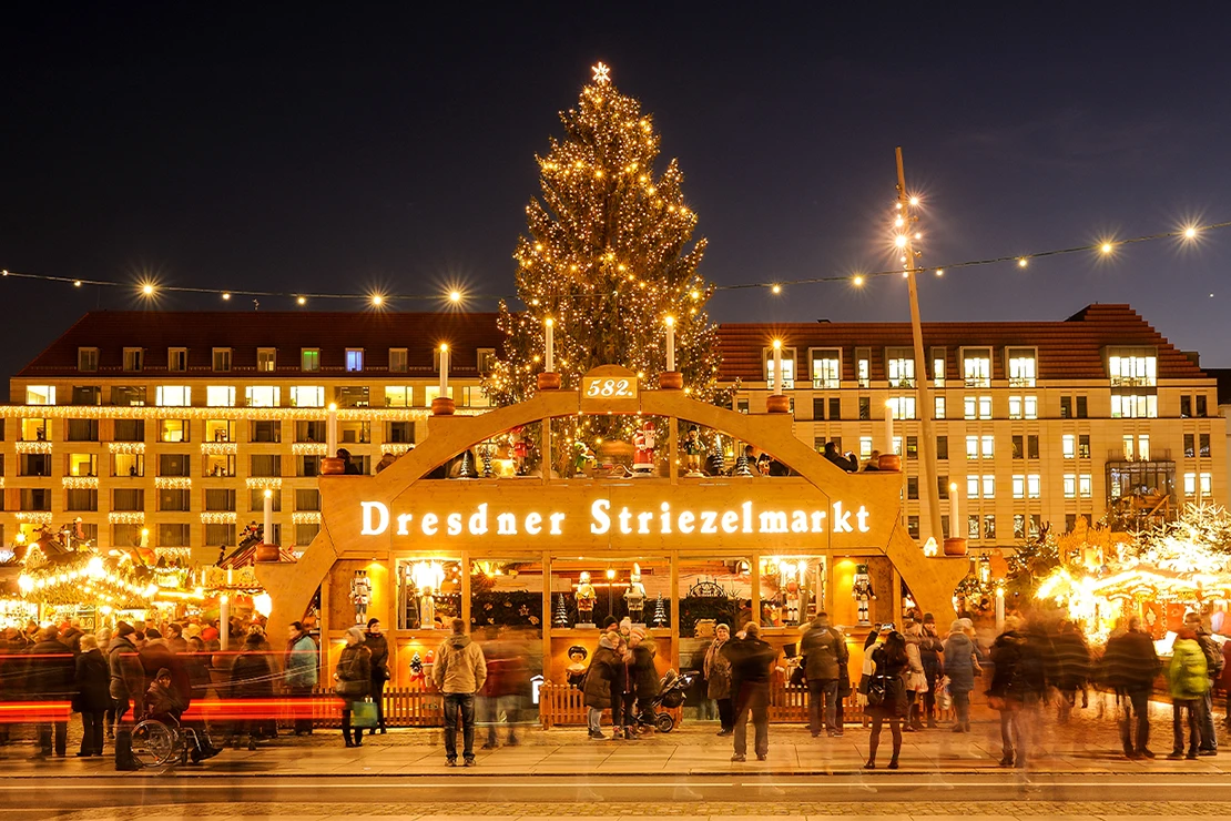 Schwibbogen auf dem Dresdener Striezelmarkt [Foto: AdobeStock_Torsten Becker]