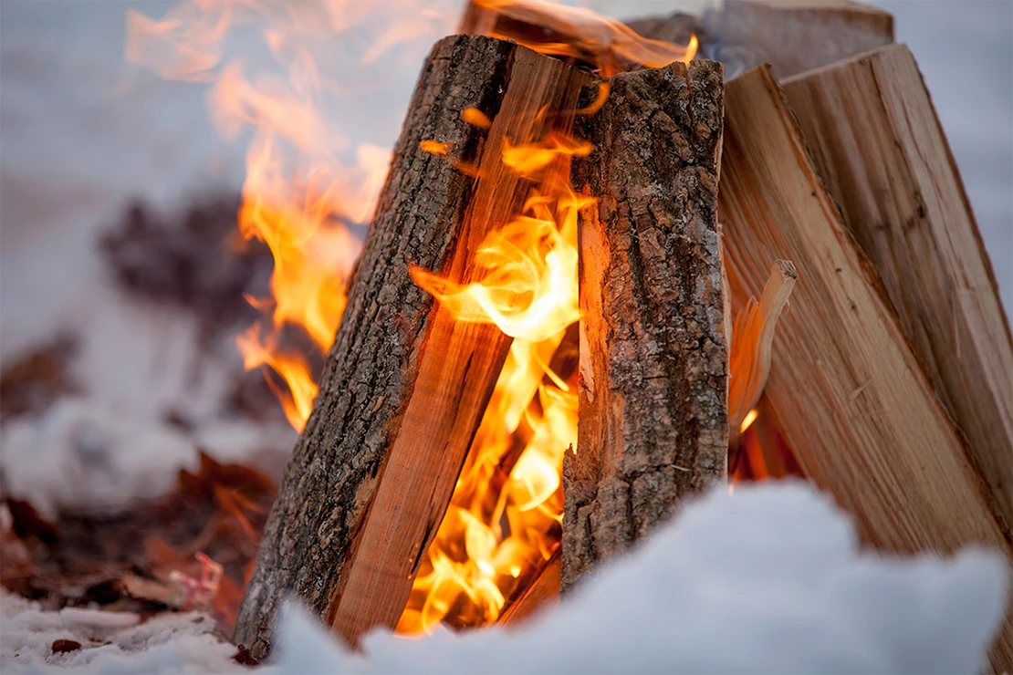 Eine Feuerstelle waermt beim Wintergrillen. Zum Grillen im Winter eignen sich aber auch Feuerschalen.