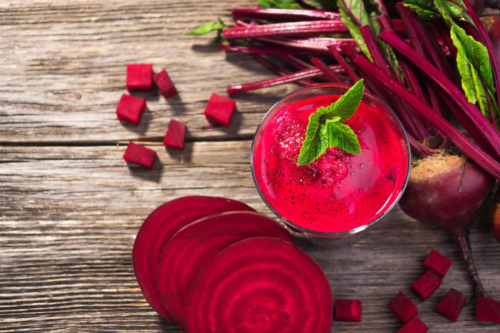 Rote Bete Smoothie im Glas auf einem Holztisch [Foto: AdobeStock_Daniel Vicek]