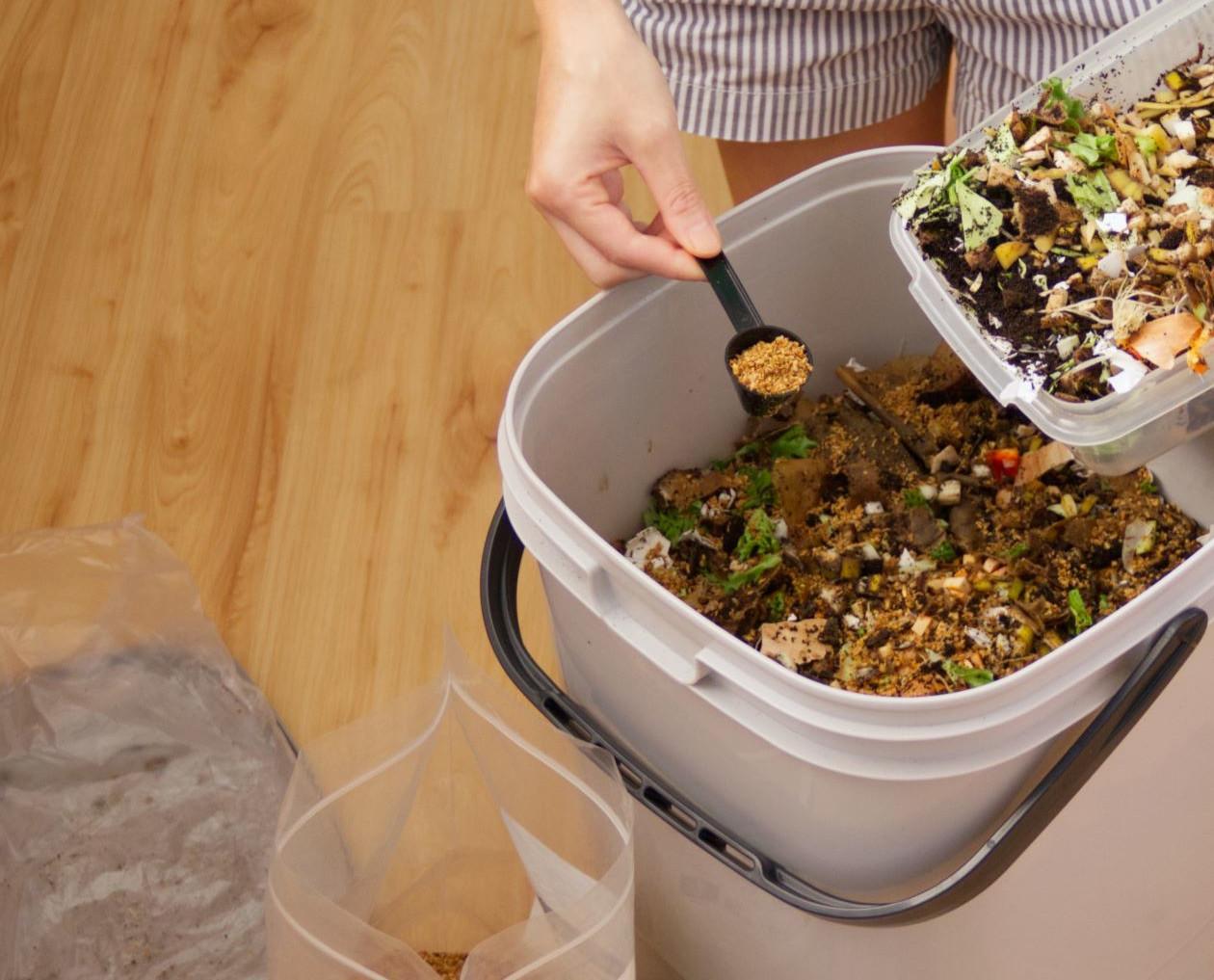 Bokashi Haushaltsabfälle im Eimer zu Dünger verwandeln GartenFlora
