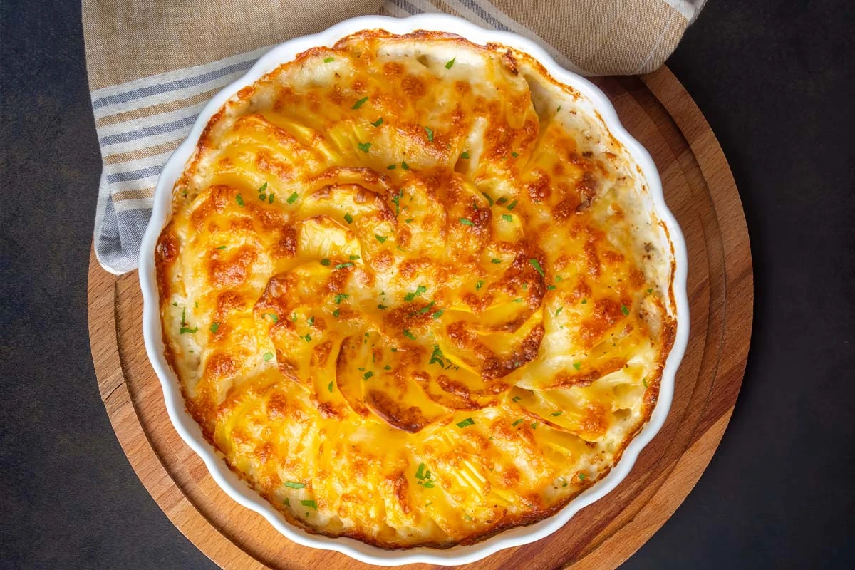 Rezept für Kartoffelgratin – hier zu sehen: Ein Gratin in einer runden Auflaufform [Foto: AdobeStock_Esin-Deniz]