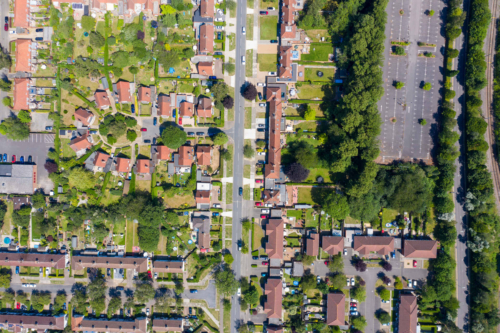 Eine Stadt mit vielen Grünflächen und Bäumen von oben fotografiert – Welwyn Garden City in Hertfordshire. Foto: AdobeStock_Duncan