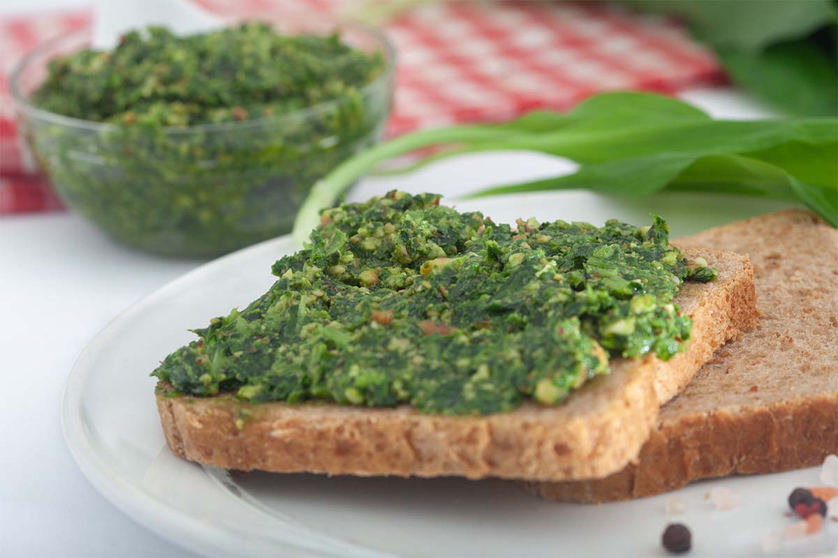 Toast und veganes Baerlauchpesto auf einem Teller [Foto: AdobeStock_Meteo021]